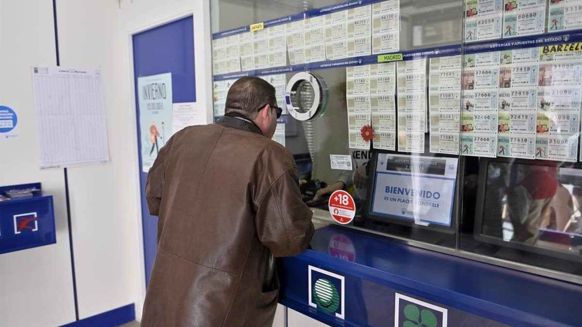 Jubilado de 68 años validando el décimo de lotería premiado con 24 millones en la ventanilla de una administración