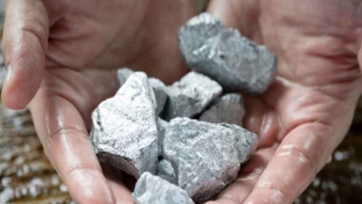 Manos sujetando mineral de tierras raras del yacimiento de Kazajistán, tercero más grande del mundo