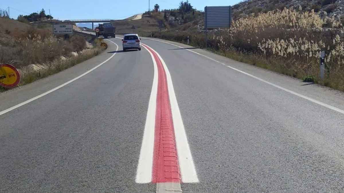 Tramo de la A-355 con la nueva línea continua roja de la DGT que prohíbe adelantar