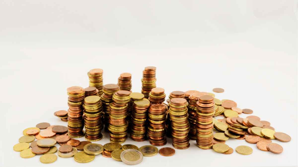 Monedas apiladas que representan la pensión de jubilación para sueldos de 1 500 euros