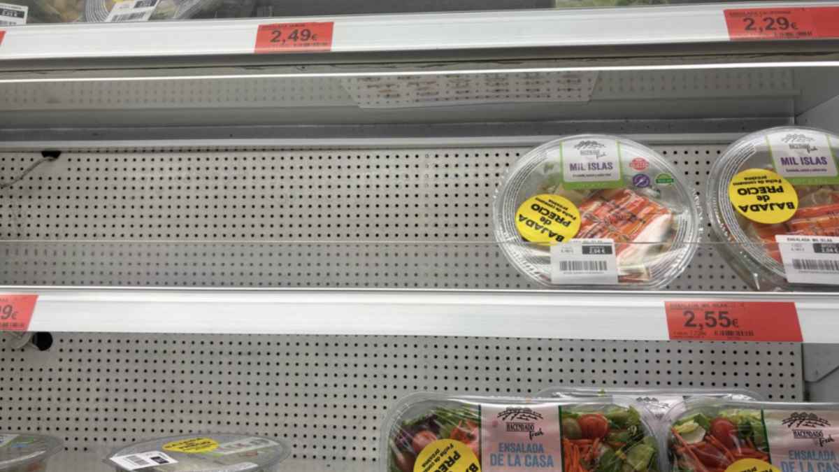 Estante Mercadona ensaladas etiqueta amarilla descuento 50 porciento