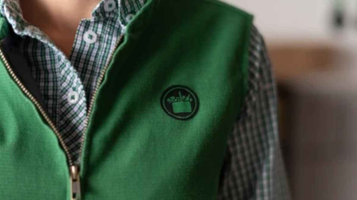 Uniforme verde de trabajador de Mercadona con logo corporativo