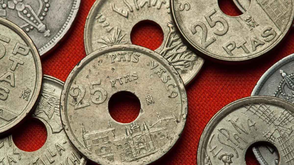 Monedas de 25 pesetas antiguas con agujero, una de ellas puede alcanzar hasta un millón de euros