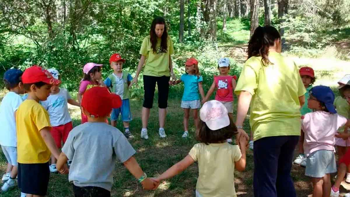 Monitora guía grupo de niños en actividad al aire libre durante curso subvencionado de monitor de tiempo libre en Murcia