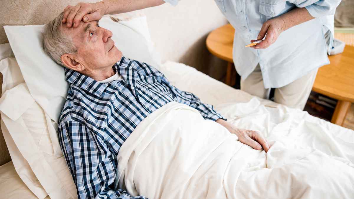 Mujer cuidando a su marido enfermo en la cama tras cinco años sin pensión