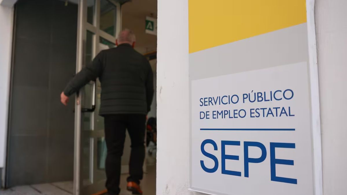 Sede del SEPE con usuario entrando; nueva normativa limita a cinco prestaciones por desempleo para ingresos menores de 890 euros
