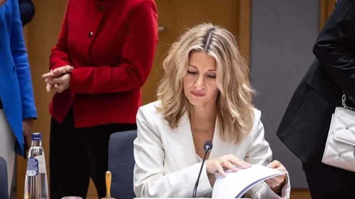 Yolanda Díaz, ministra de Trabajo, revisa la reforma del nuevo registro horario que obliga a dar recibo de horas extra a los trabajadores