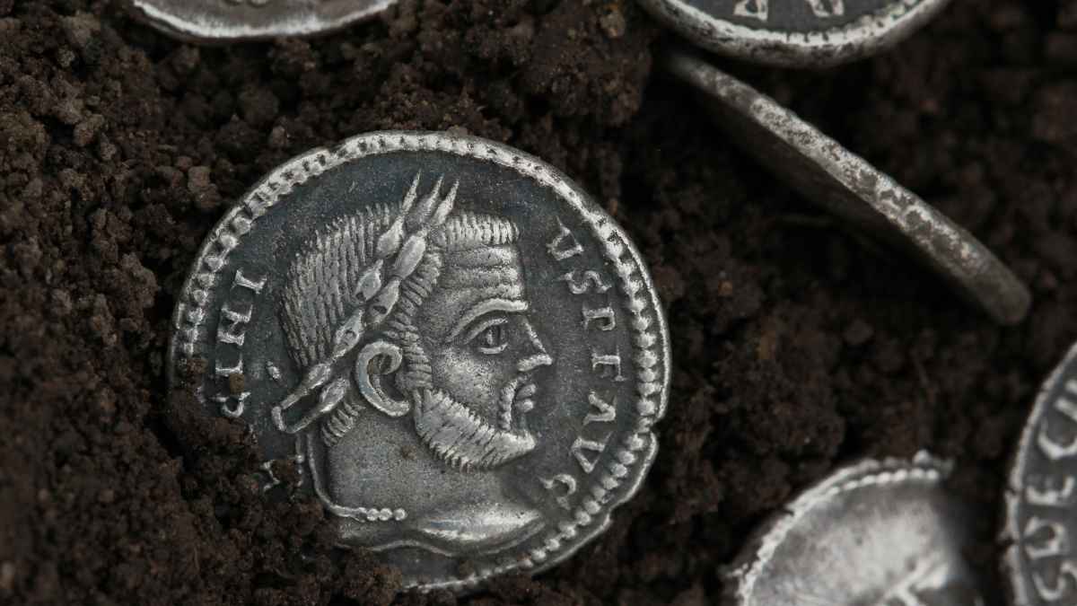 Moneda antigua del siglo XVII desenterrada por un padre y su hijo en un bosque de Mazovia