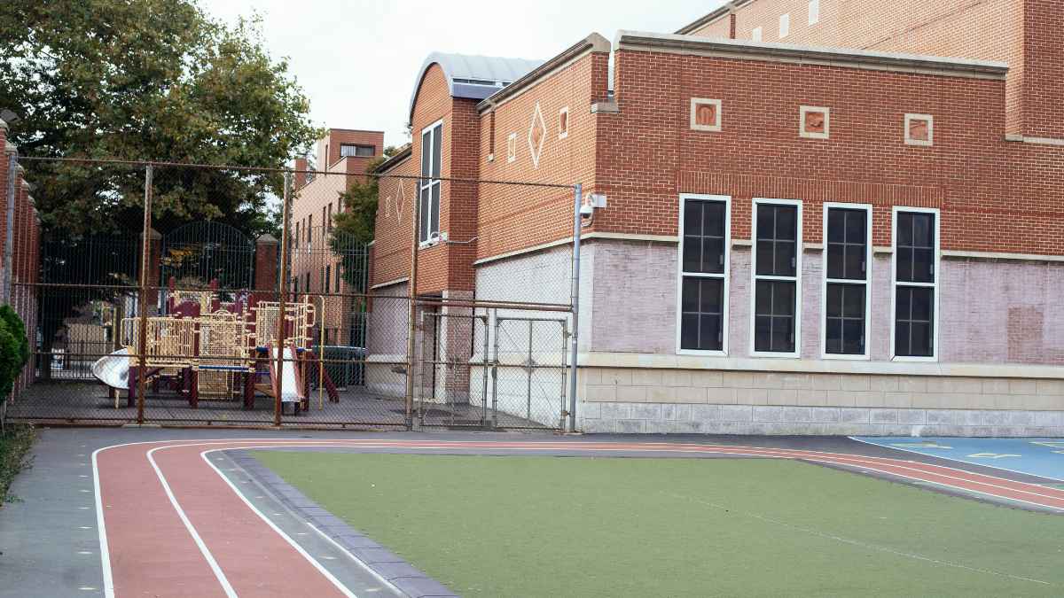 Patio de un colegio donde un director defendió la igualdad frente a la queja de unos padres por un alumno con dos madres