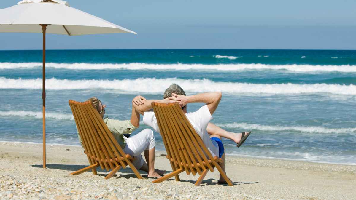 Hombre jubilado de 65 años cobra 1605 euros sin cotizar descansando en la playa