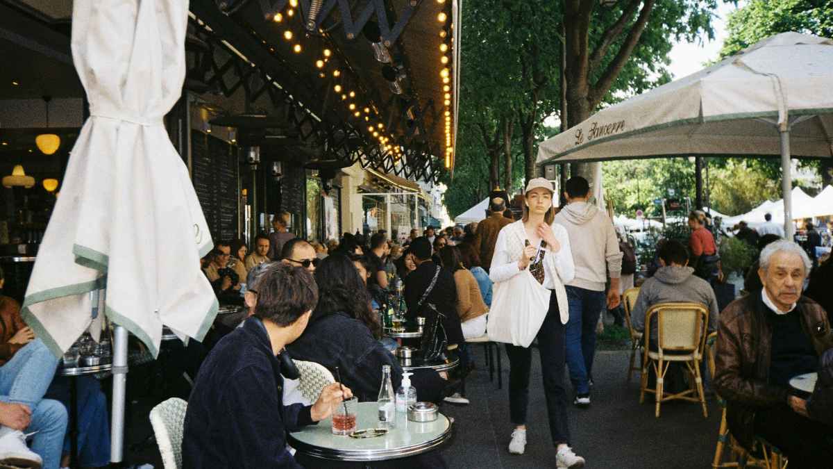 Clientes en la terraza de un bar español tras la prohibición de los envases monodosis en hostelería