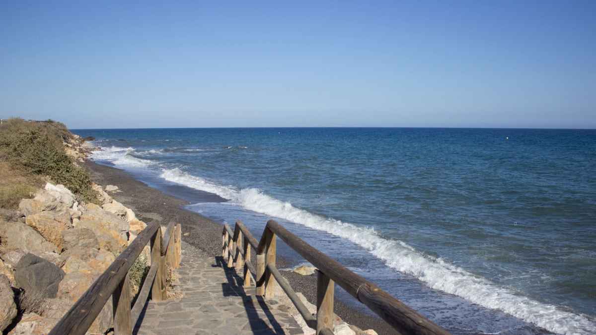 Playa de Chilches en Vélez-Málaga, el pueblo más barato para comprar casa junto al mar
