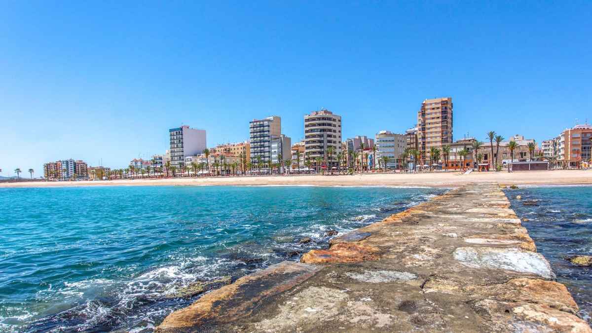 Playa de Benicarló, vista desde el espigón, la costa más cercana a Forcall en Castellón