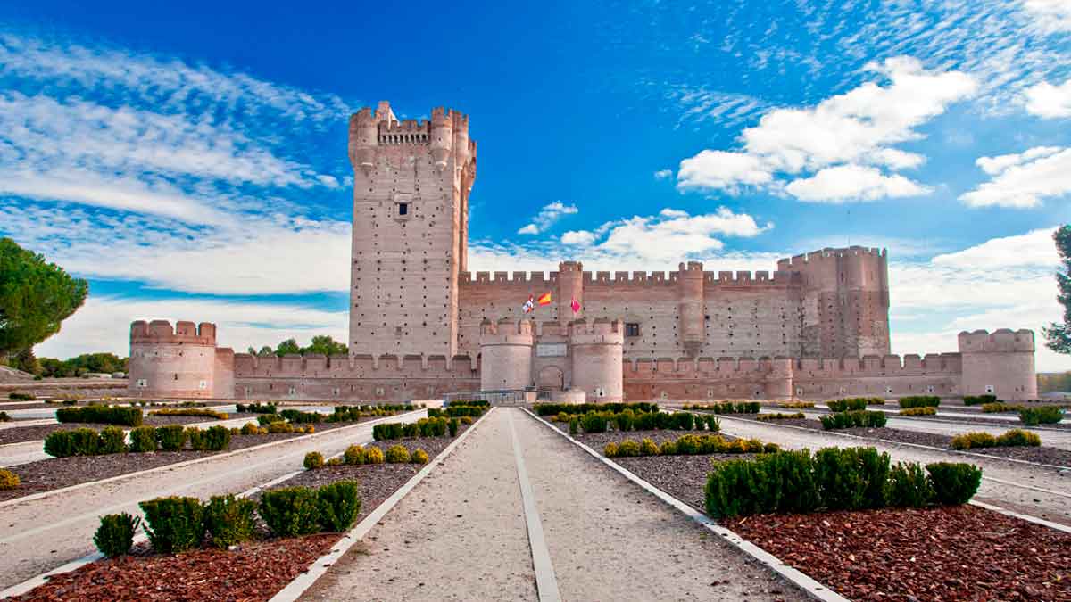 pueblo valladolid castillo 600 anos mejor conservado espana ofrece trabajo casas por 28000 euros