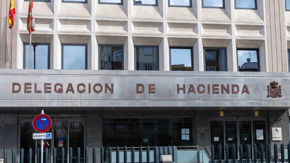 Fachada de una Delegación de Hacienda en España durante la campaña de la Renta 2025