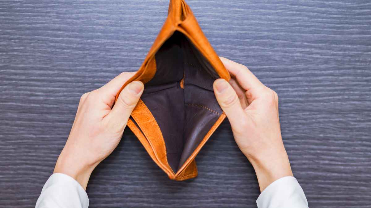 cartera vacía simboliza perder Ingreso Mínimo Vital 2025 por suspensión o extinción