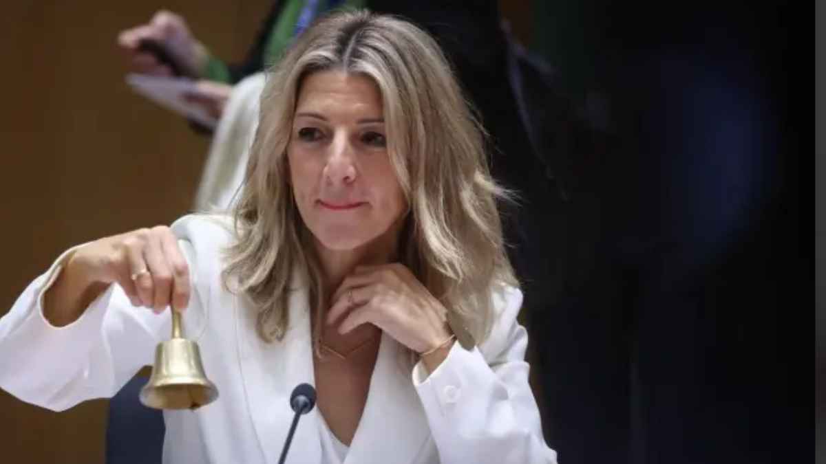 Yolanda Díaz, Ministra de Trabajo, toca campana en sesión parlamentaria sobre la reforma laboral y despidos los viernes.
