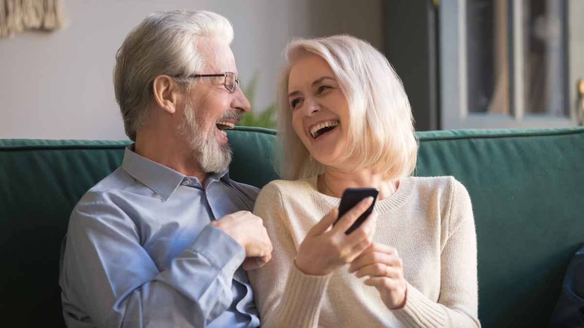 Pareja de jubilados sonriente tras sumar cinco años de cotización gracias al nuevo convenio de la Seguridad Social