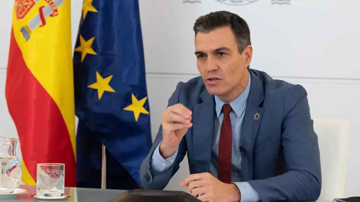 Pedro Sánchez presenta cambios jubilación abril 2025 ante banderas de España y Unión Europea