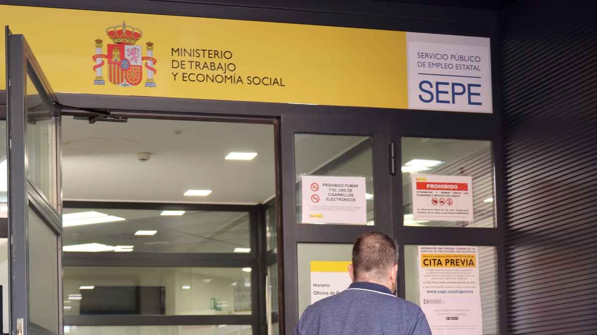 Entrada de la oficina SEPE para solicitar ayuda 3000 euros subsidio cotizaciones insuficientes.