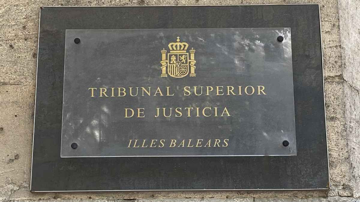Placa del Tribunal Superior de Justicia de Illes Balears, clave en la sentencia sobre el subsidio del SEPE para mayores de 52 años