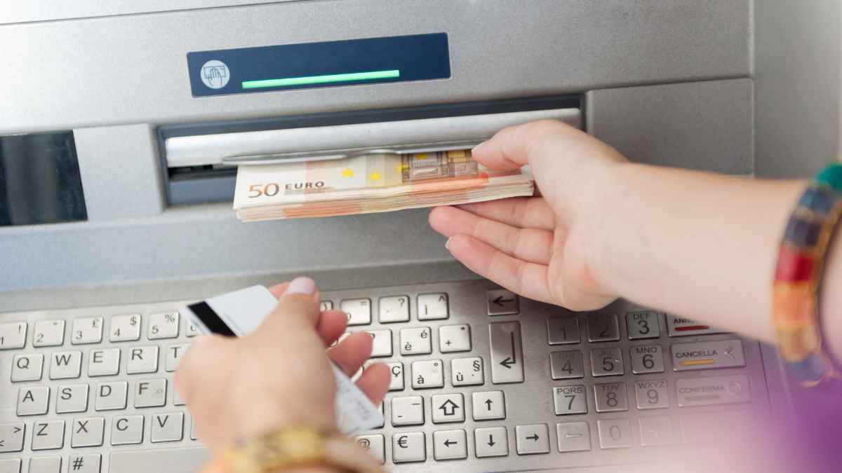 Persona retira 50 € en un cajero tras el aviso del SEPE sobre el subsidio para mayores de 52 años