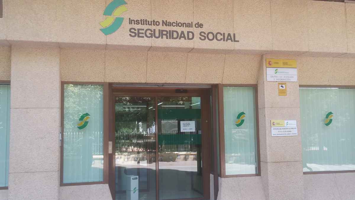 Fachada de una oficina del INSS donde se tramita la tarjeta de incapacidad permanente 2025