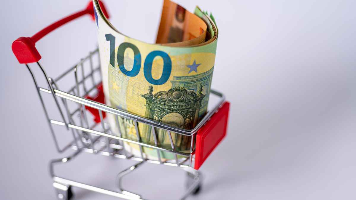 Billete de 100 euros en carrito de la compra que simboliza las tarjetas monedero para 70 000 familias