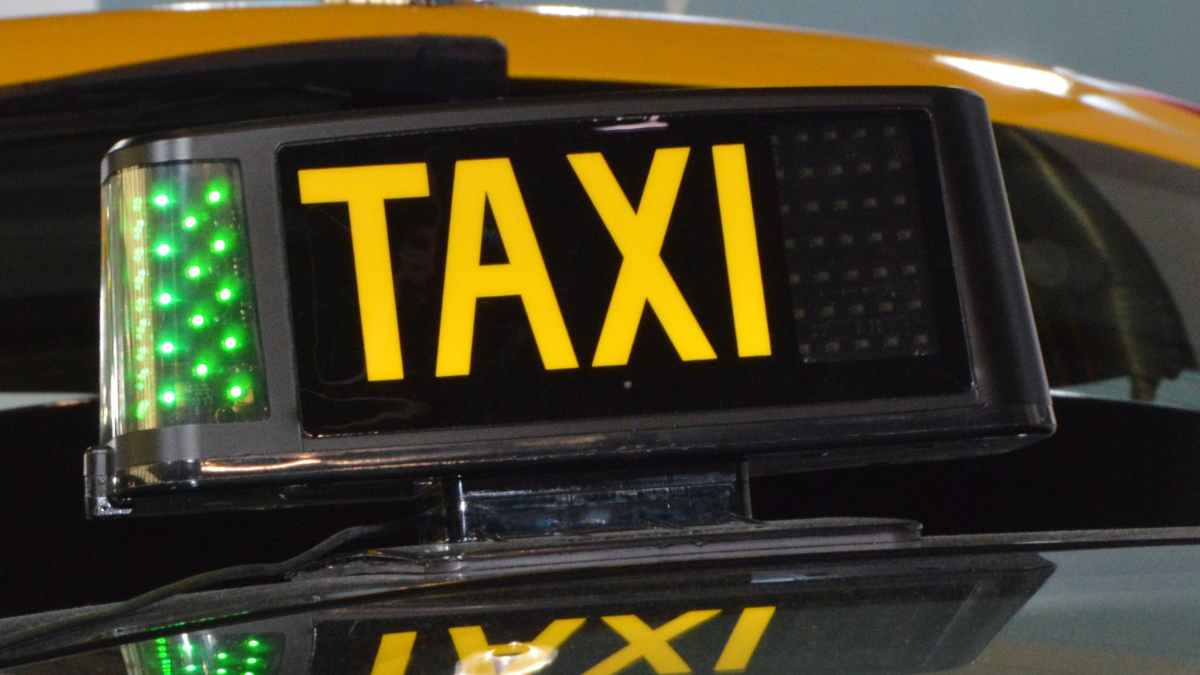 Señal luminosa de un taxi en Barcelona, noticia del taxista que devolvió un objeto y recibió una propina récord
