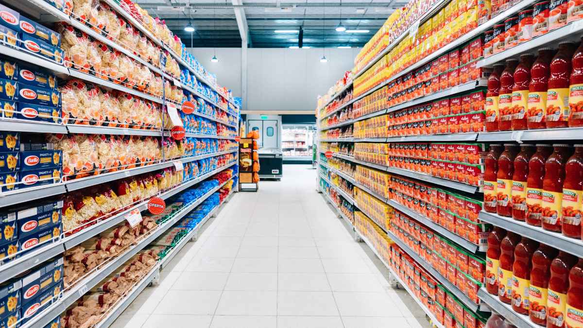 Pasillo de supermercado con refrescos y panes, ilustración del caso de despido improcedente por una Coca-Cola y dos trozos de pan.