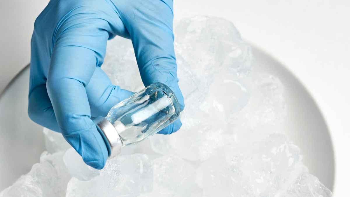 Vial de vacuna enfriado sobre hielo en nevera sin electricidad a base de sal