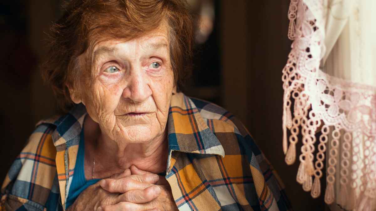 “María Teresa, 80 años, viuda y pensionista en Barcelona, sostiene sus manos mientras mira por la ventana en su piso compartido con estudiantes para poder pagar el alquiler”