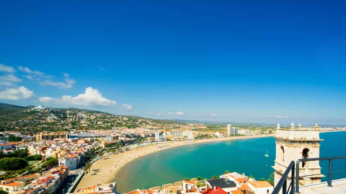 Vista aérea de Tavernes de la Valldigna: playa mediterránea y viviendas low cost con parking y piscina en primera línea