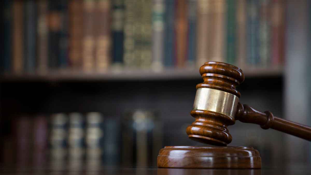 Mazo de juez que simboliza la denuncia de una abogada embarazada obligada a intervenir telemáticamente durante su baja médica