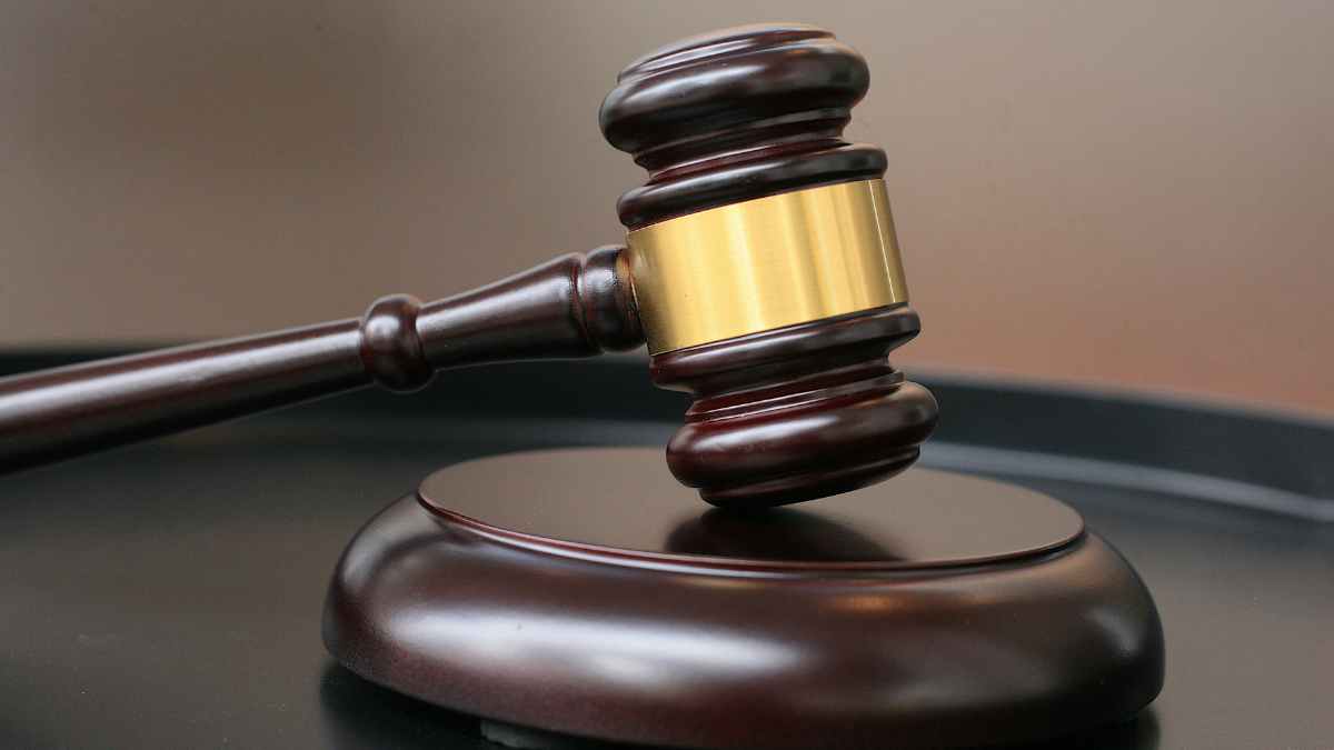 Mazo de juez que representa la sentencia por acoso laboral y despido improcedente en Gijón