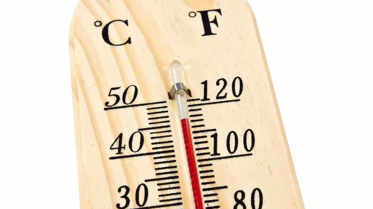 Termómetro de madera marcando 40 °C y 104 °F en plena ola de calor veraniega sin aire acondicionado