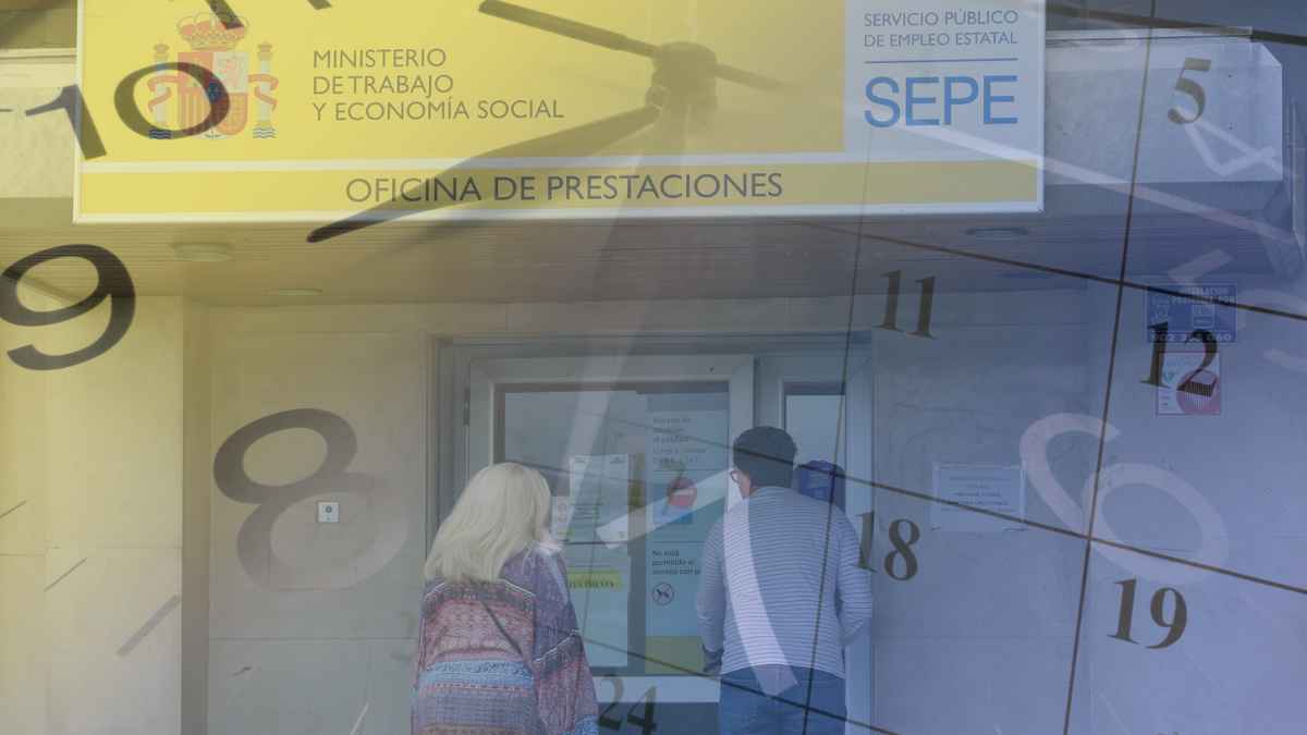 Personas accediendo a oficina del SEPE para solicitar ayuda tras agotar el paro sin esperar un mes