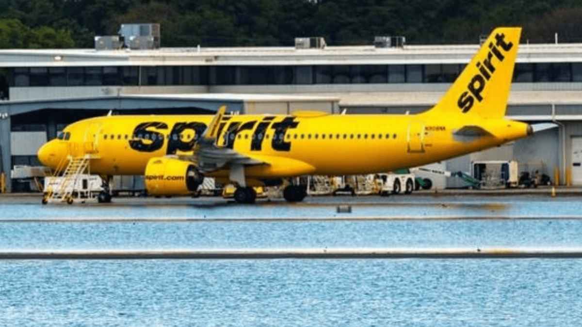 Airbus A320 de Spirit Airlines tras aterrizaje de emergencia en Pensacola por fallo del piloto automático