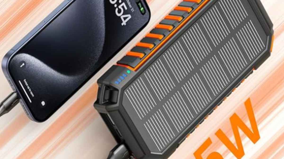 Batería externa solar T11W de 26.800 mAh cargando un móvil, ideal para apagones y a la venta en Amazon por menos de 40 euros