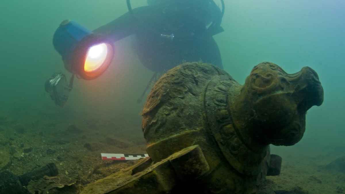 ROV submarino iluminando una pieza de porcelana Ming en el fondo del Mar de China Meridional a 1.500 m de profundidad.