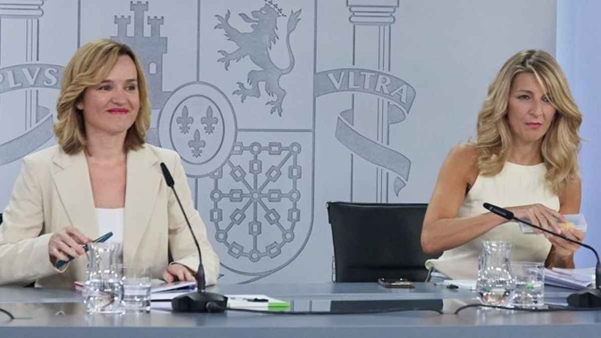 Pilar Alegría y Yolanda Díaz en rueda de prensa sobre el artículo 49 del Estatuto de los Trabajadores