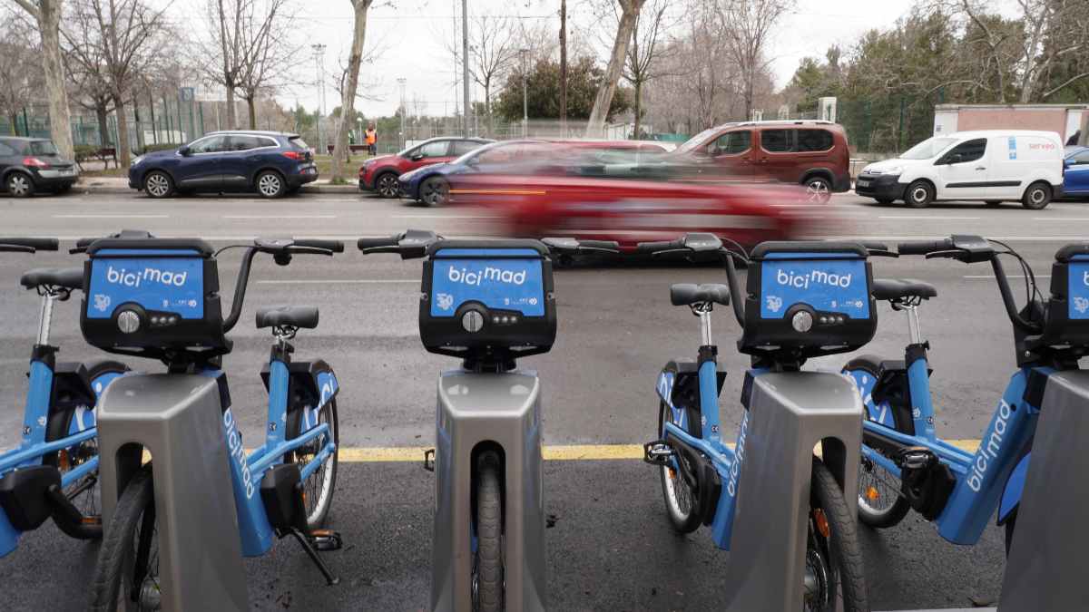 Bicicletas eléctricas Bicimad en estación de alquiler en Madrid, verano 2025