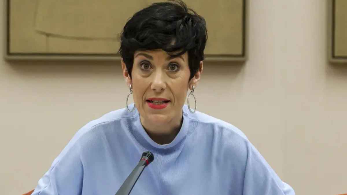 Elma Saiz, ministra de Inclusión, Seguridad Social y Migraciones, explicando la ayuda mensual de 658 euros y sus requisitos