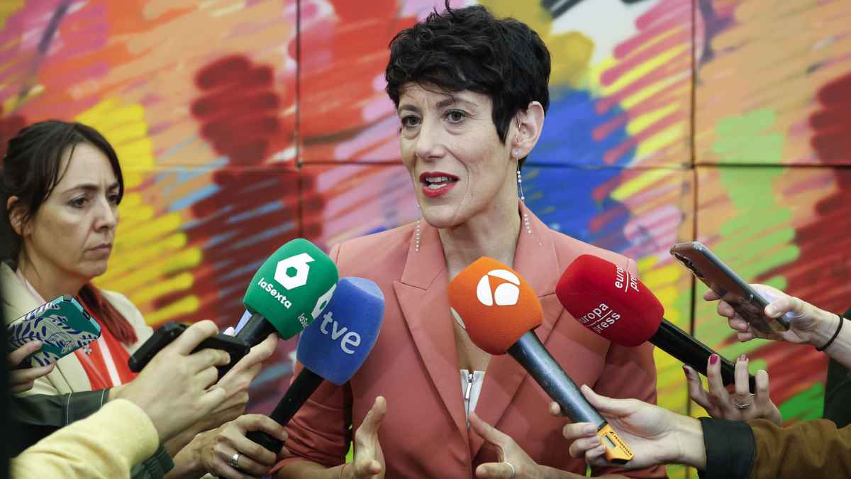 Ministra de la seguridad social anuncia ayuda de 14208 euros para padres con partos o adopciones múltiples