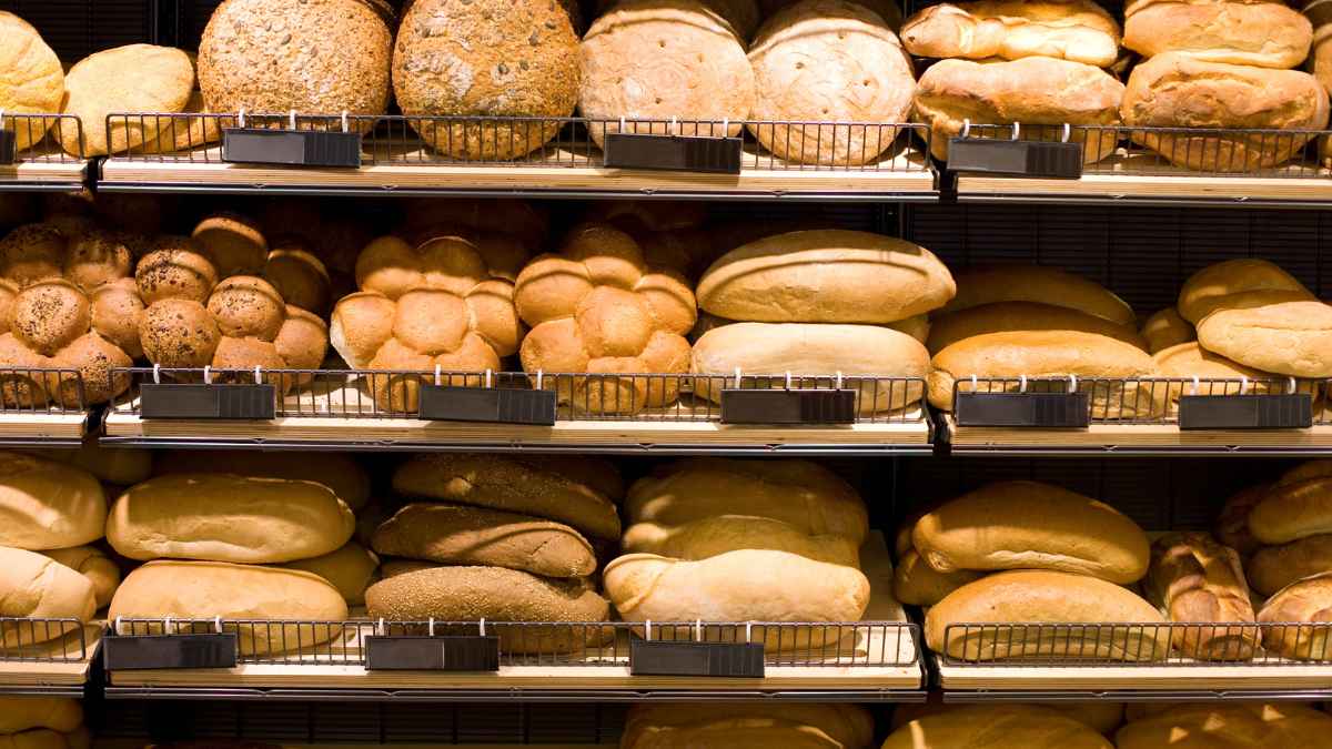 Estantería de panes artesanos de la panadería Bizkarra antes de su cierre definitivo