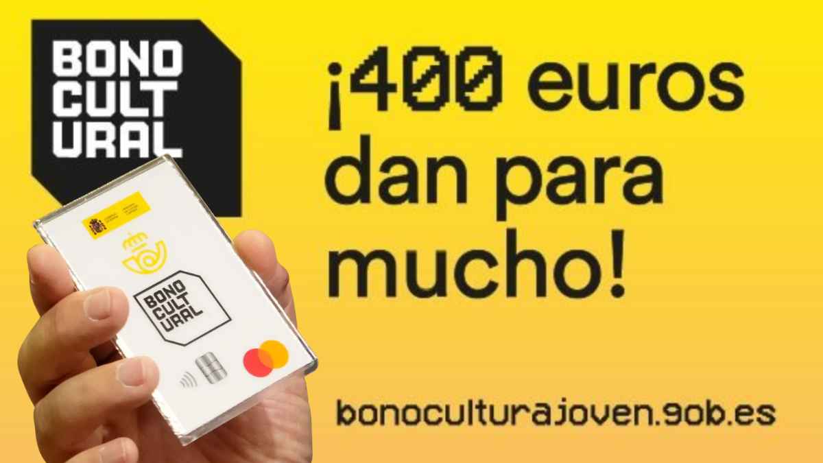 Tarjeta del Bono Cultural Joven 2025 de 400 € sostenida por una mano, con logotipo oficial sobre fondo amarillo.