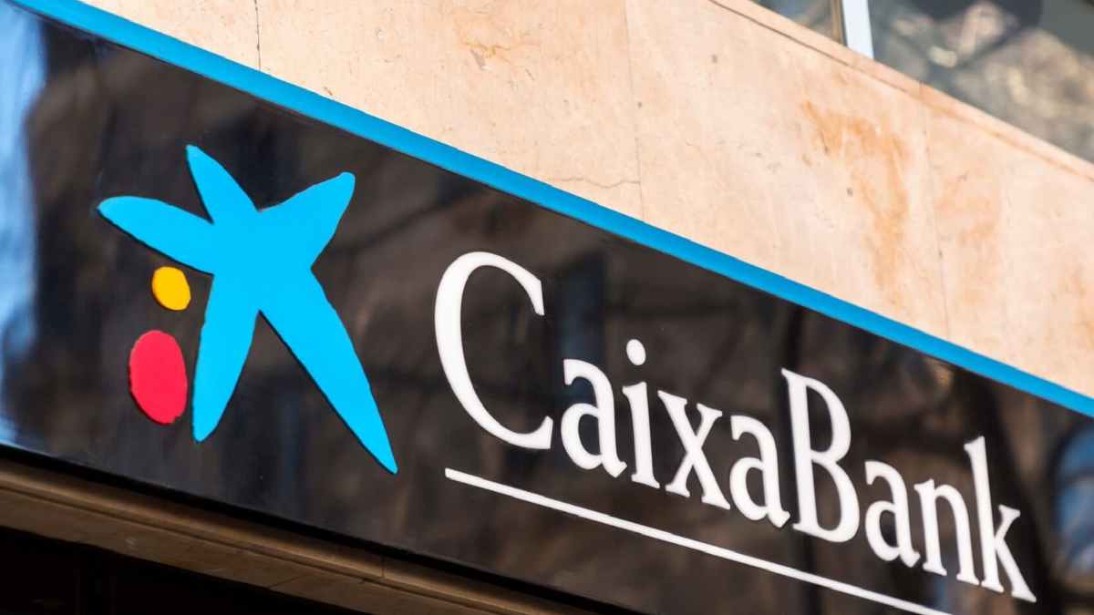 Logotipo de CaixaBank, entidad que oferta vivienda de 129 m² y cuatro habitaciones por 35.200 € en Azuaga