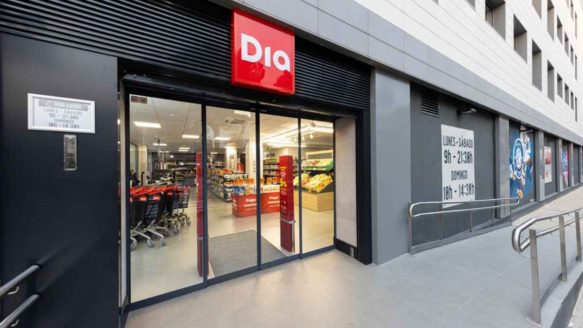 Entrada de un supermercado DIA donde una cajera intentó usar pegatinas de descuento falsas
