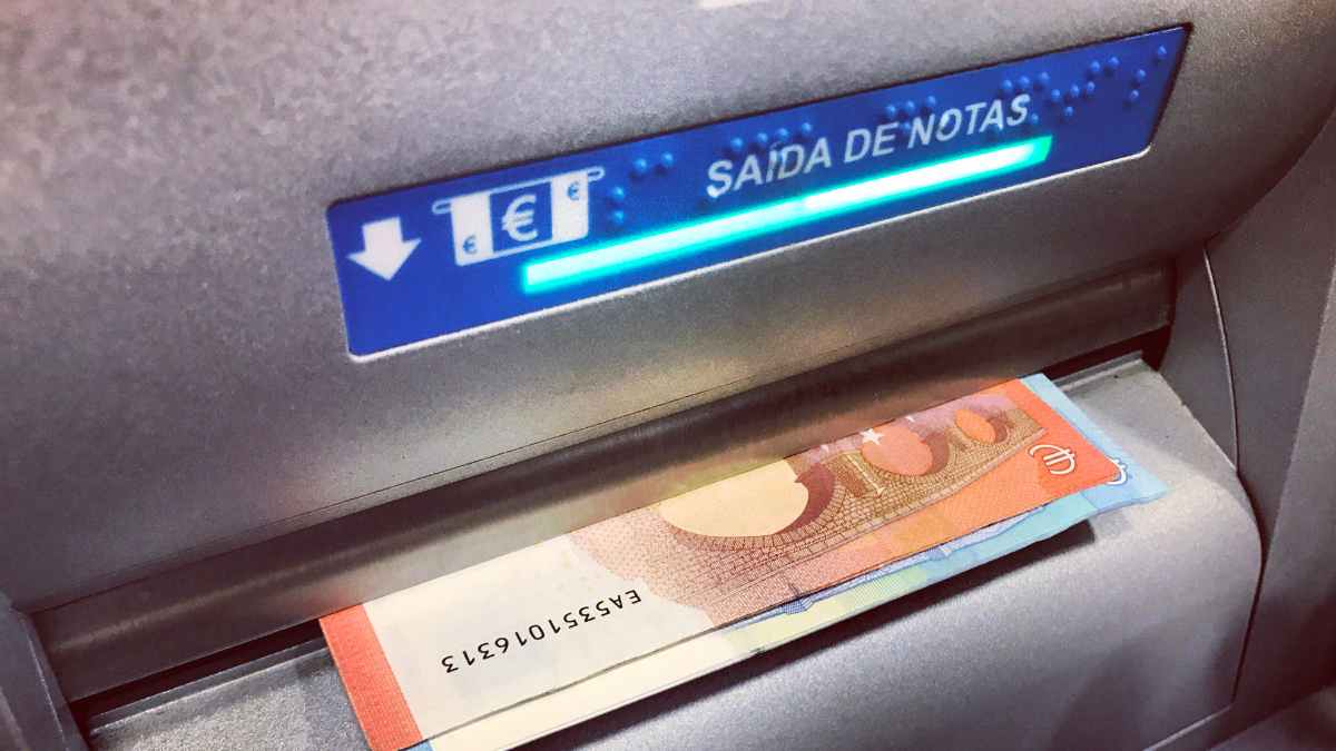 Billete de 50 € atascado en la salida de un cajero automático durante el cambio de 3.000 euros