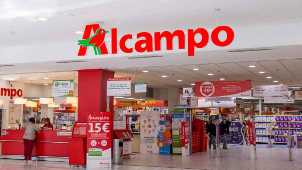 Fachada del hipermercado Alcampo de Majadahonda antes de su cierre definitivo en 2025